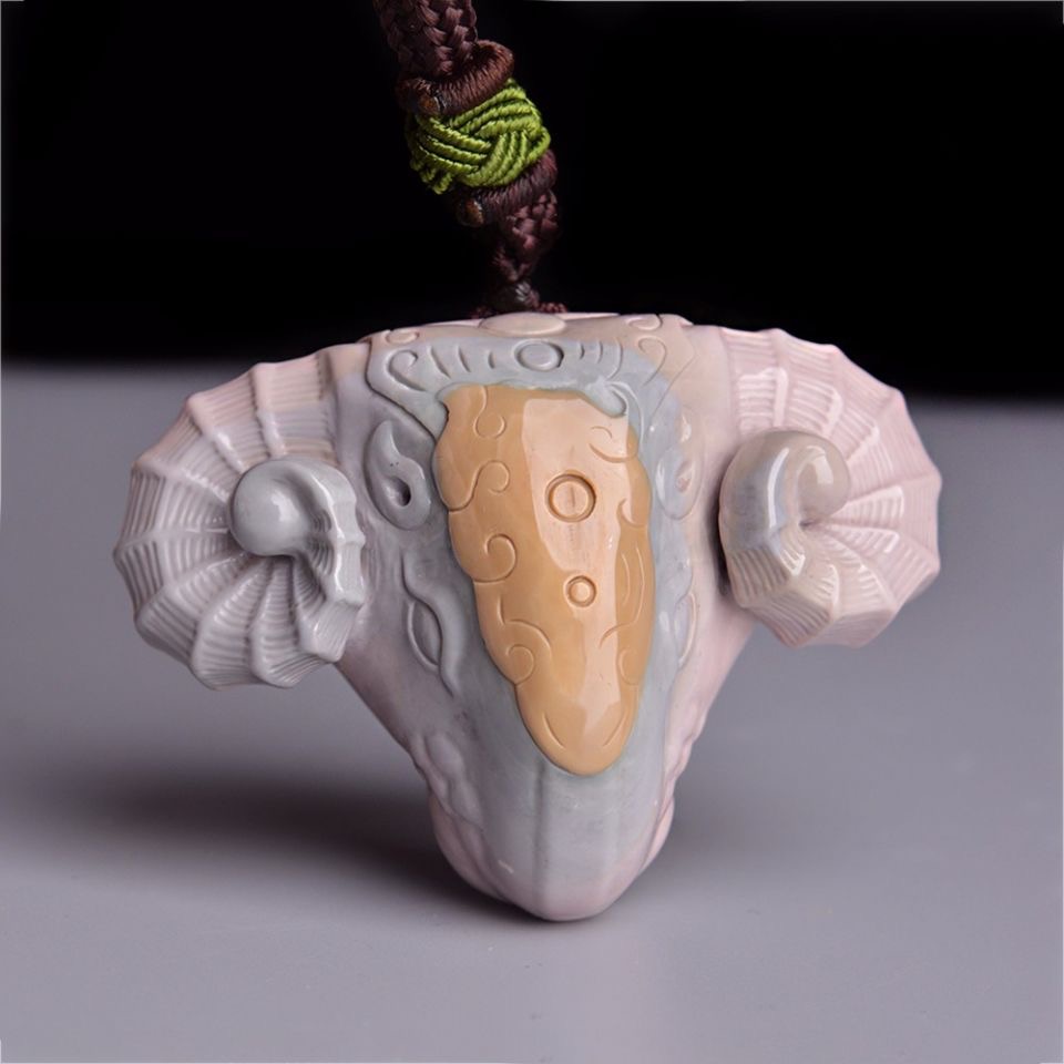 多姿多彩的阿拉善玛瑙,阿拉善玛瑙俏色巧雕艺术品