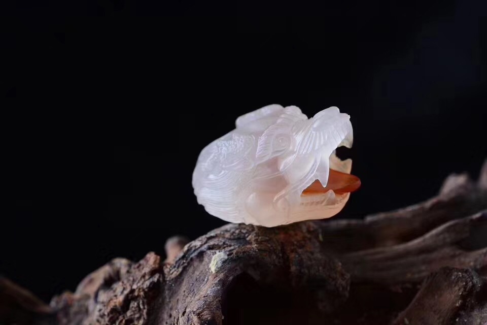 多姿多彩的阿拉善玛瑙,阿拉善玛瑙俏色巧雕艺术品