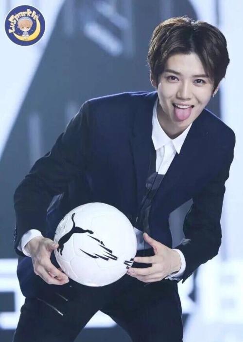 鹿晗谈足球视频,鹿晗足球大秀集锦