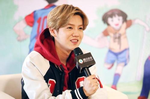 鹿晗谈足球视频,鹿晗足球大秀集锦