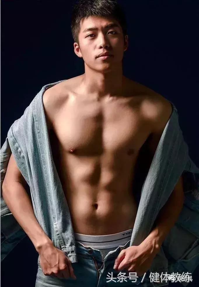 足球小哥去当兵了还拍照，鲜嫩可口会不会被……？