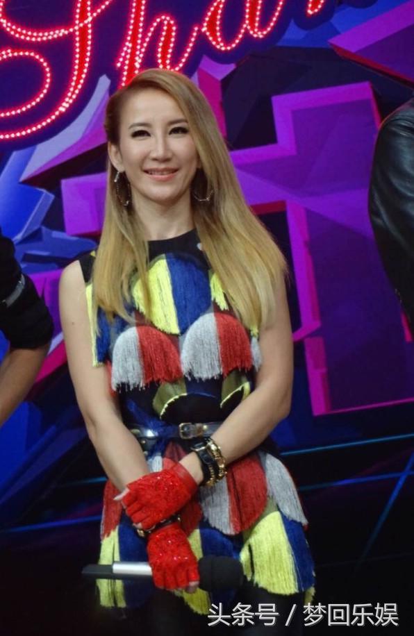 李玟真大胆，下面就用几条碎布遮住，网友：难怪找了外国老公！