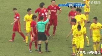足协杯再现争议一幕,足球暴力犯规名场面
