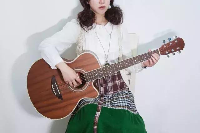 小学生初学吉他买什么吉他好,女生吉他初学者适合什么曲目