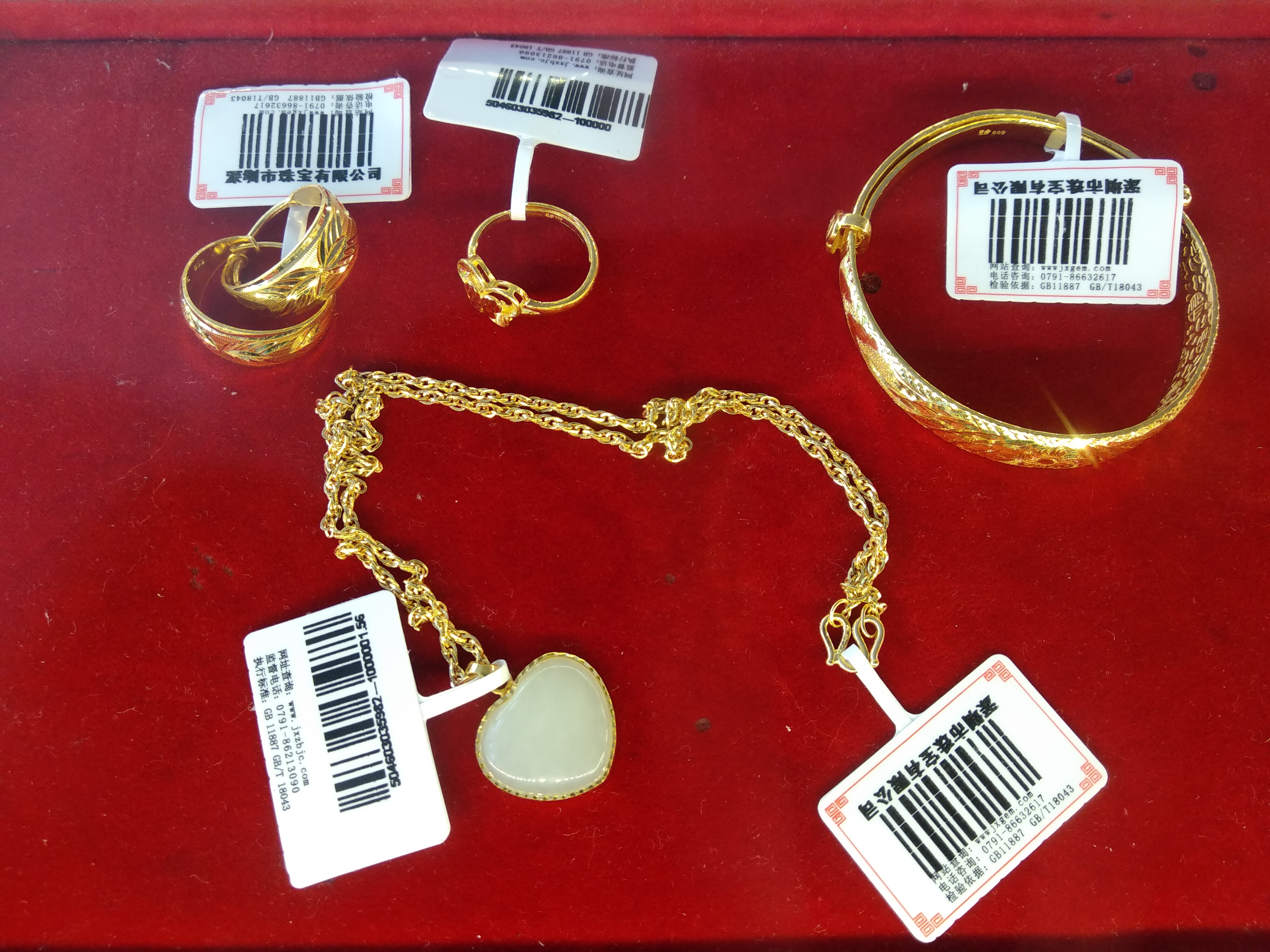 订婚为什么要买戒指项链手镯,订婚戒指和三金是一个东西吗