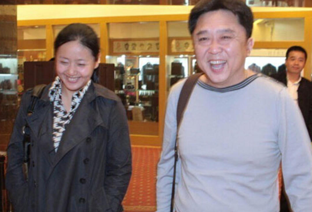 于谦与小10岁娇妻罕见同框,于谦与妻子的合影照