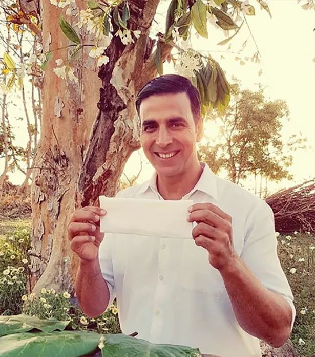 这个穿上女式*裤内**,血漏裤子,成全村变态的他,为爱造出了卫生巾