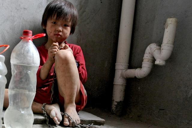 是什么原因导致一个4岁女孩把芭比娃娃塞入*体下**？