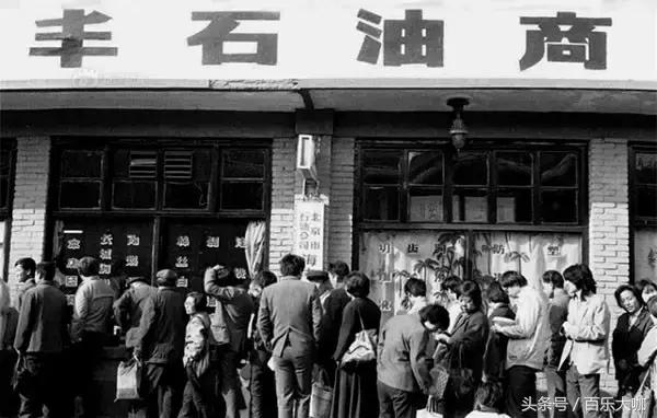 80年代的北京还不堵车车辆很少,80年代的北京牌汽车