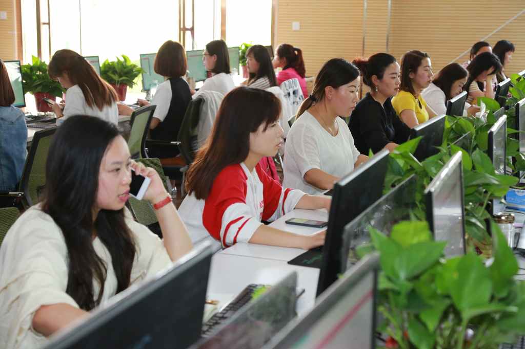 深圳铺铺旺集团郭英勇、井翔中一行来武功考察项目进展情况