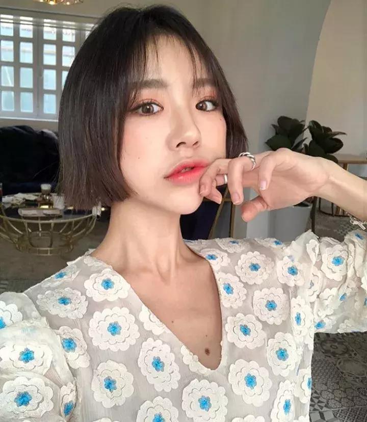 适合圆脸的短发烫发造型最新款,适合圆脸的短发胖女孩