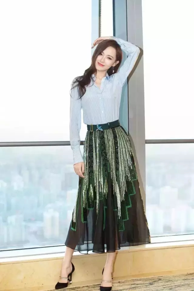 v字领搭配什么假领好看,v字领太长怎么搭