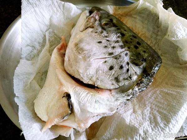 鱼头炖豆腐的经典做法不放辣椒,鱼头焖豆腐不加一滴水却非常好吃