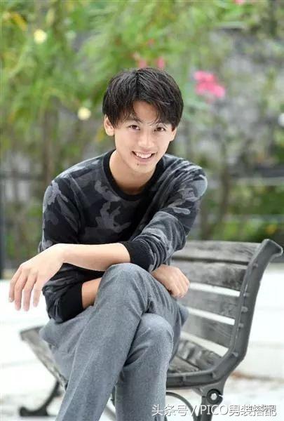 男生穿搭春休闲潮流风,告别油腻干练清爽男穿搭