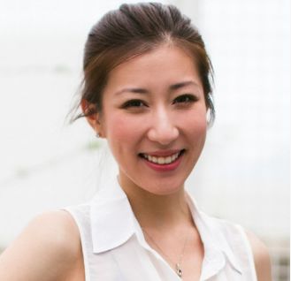 无线小花凭火辣身材获网友热捧无视他人于商场内试睡