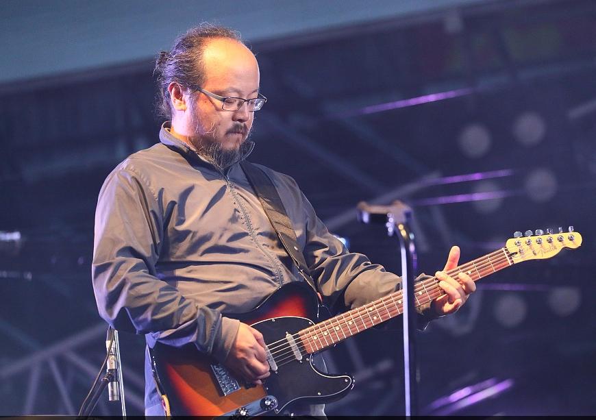 窦唯戴帽子长头发,窦唯出镜