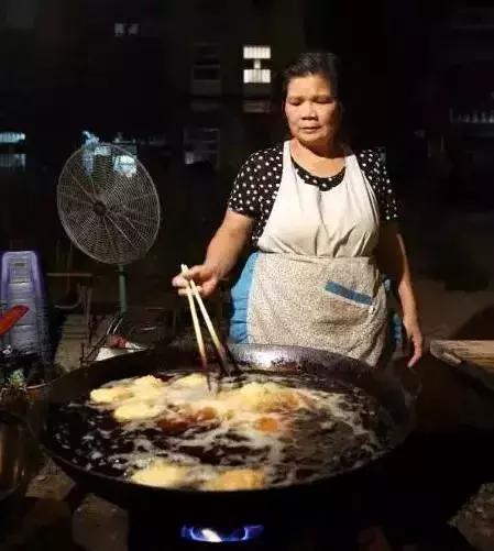 一碗螺蛳粉爱上一座城,一碗螺蛳粉只吃一半