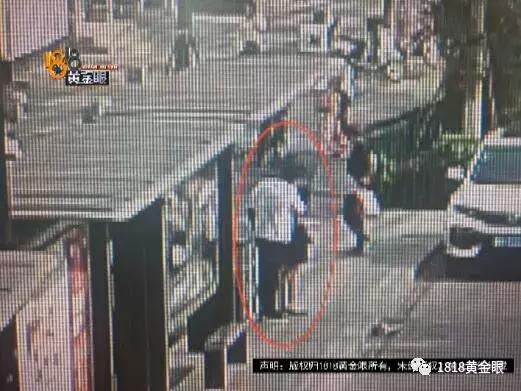 女子在等车,男子“没控制住”摸了她的胸部