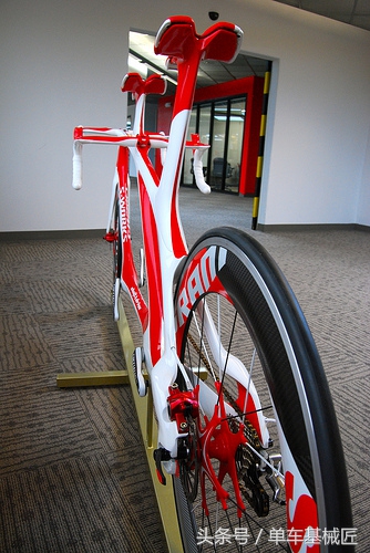 这辆双人自行车名叫“超级撕裂机器”，看过介绍，我觉得当之无愧