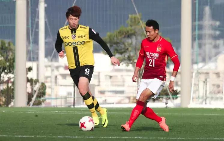 张成林让恒大后罚点球，球迷炮轰他：你是不是贵州派来的*底卧**！