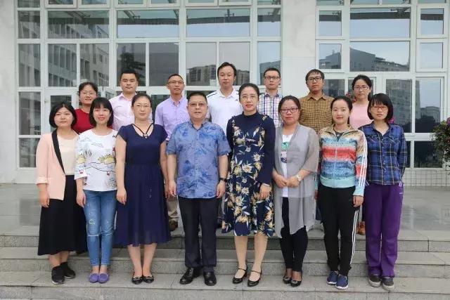 我在西乡中学，等一个人！