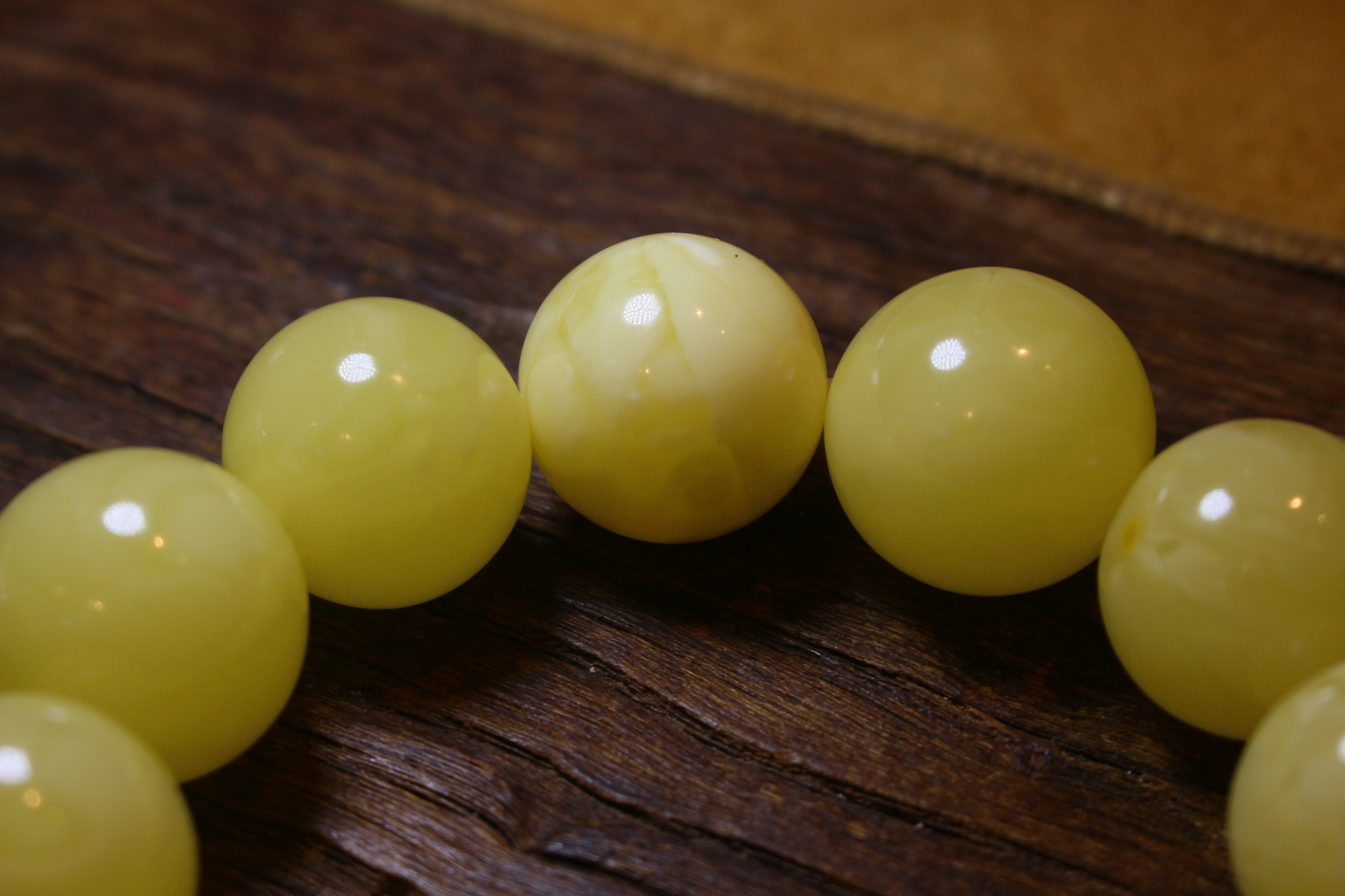 琥珀蜜蜡的真假鉴别的方法有哪些,鉴别琥珀蜜蜡靠谱的方法有哪些