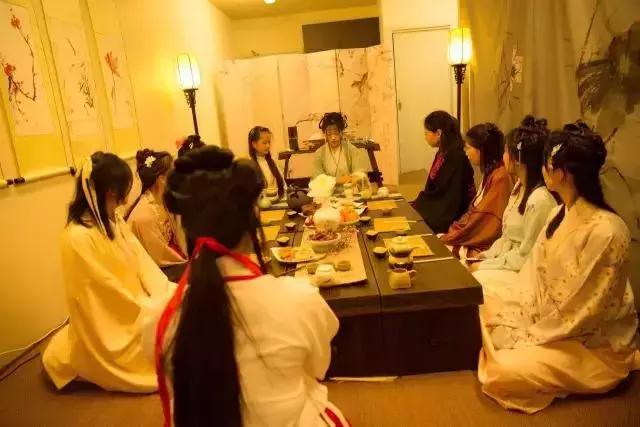 中国姑娘汉服惊呆外国人视频,中国姑娘在国外街头穿汉服惊艳了