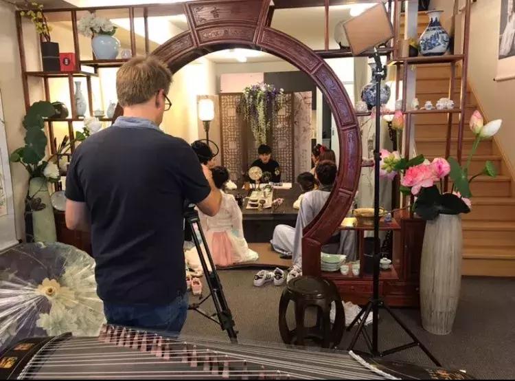 华丽汉服在外国街头惊艳外国人,中国汉服小姐姐美到哭了