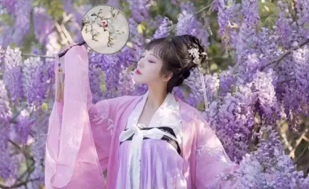 中国姑娘汉服惊呆外国人视频,中国姑娘在国外街头穿汉服惊艳了