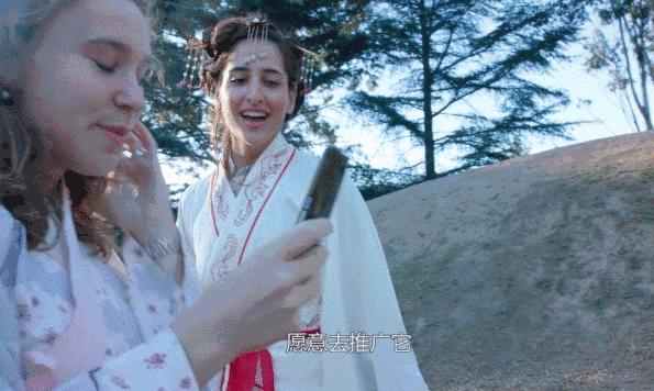 中国姑娘汉服惊呆外国人视频,中国姑娘在国外街头穿汉服惊艳了
