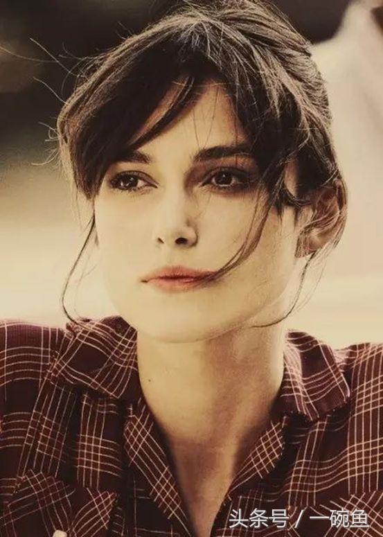 她是平胸的纸片姑娘，却是性感的英伦玫瑰，美得颠倒众生！