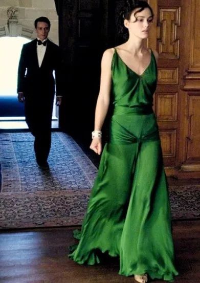 她是一个平胸的女子,她是一个平胸女子