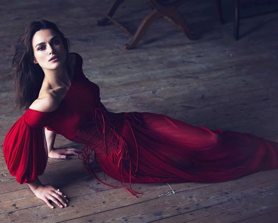 她是一个平胸的女子,她是一个平胸女子