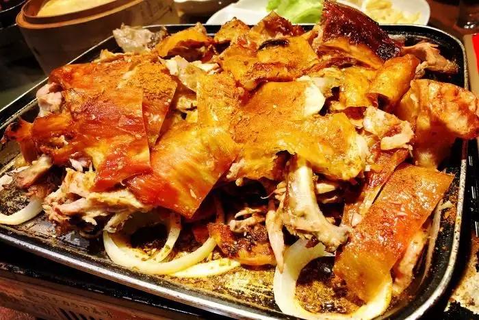 夜晚蒙古包吃烤全羊的真实视频,蒙古包里吃烤全羊一定要有仪式感