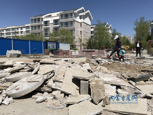 好好广场为啥刨起？天赋林溪业主建“护场”队阻止