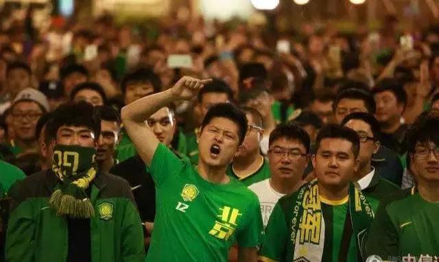 自从穿上了“国安绿”，地铁站检票的小姐姐都开始跟我套磁了