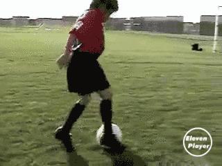 如何教零基础小孩子踢球,小孩练足球基本功多久踢球