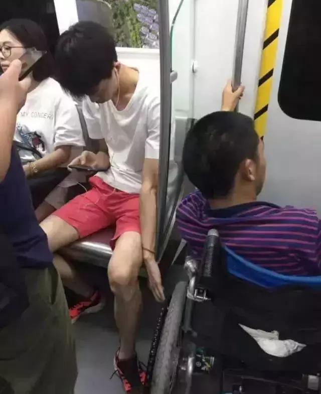 如何看待董卿跪地采访,董卿节目中三次下跪