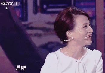 董卿跪地为什么获得网友的称赞,董卿卑躬屈膝