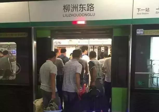 董卿到底有多懂得礼貌,这才是董卿真实的样子