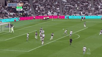 博格巴进球被拦,博格巴被犯规起来直接长传