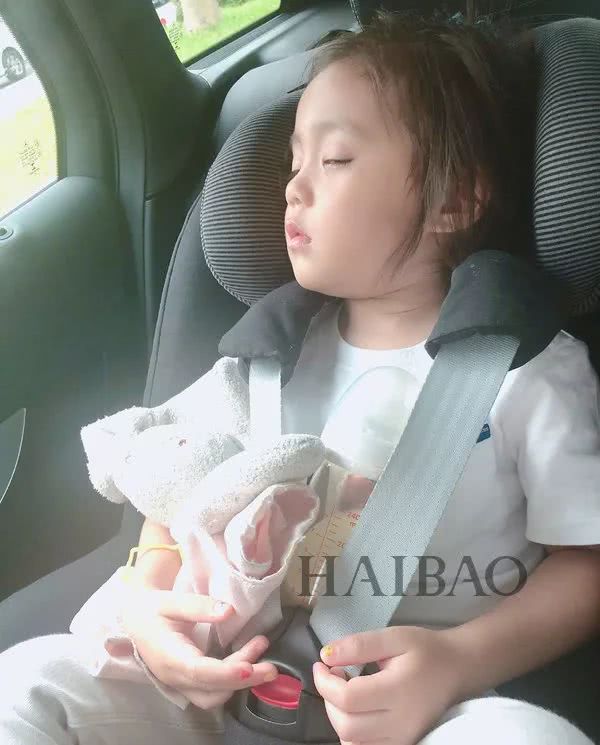 诺一现在这么接地气？才7岁的Grace就是铅笔腿！