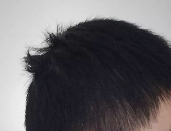 睡一觉起来头发成鸡窝,早上起来头发像鸡窝一样怎么办