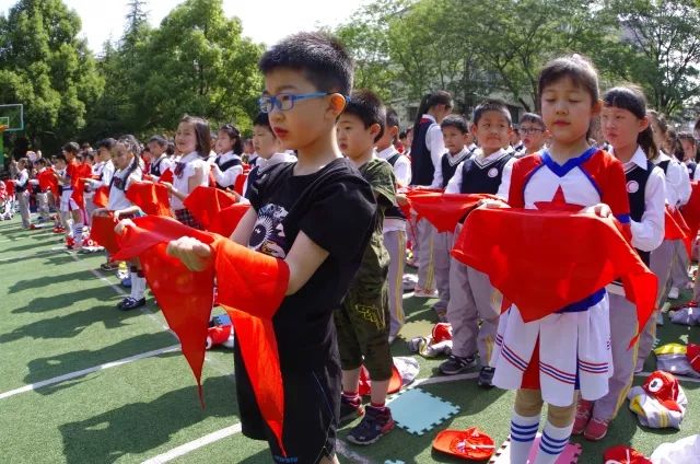 阳光下的成长艺术节,春天里歌唱活动