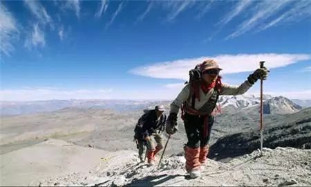 情人节，16岁高中情侣开房：女孩需要底线教育，男孩需要阳光教育！