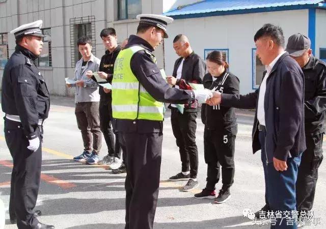 交警大队文明交通绿色出行,交警开展文明交通进驾校宣传活动