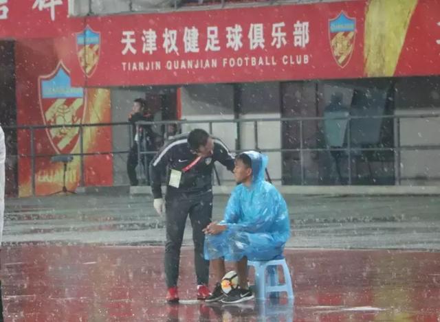 权健体现职业精神，为球童配备专门教练