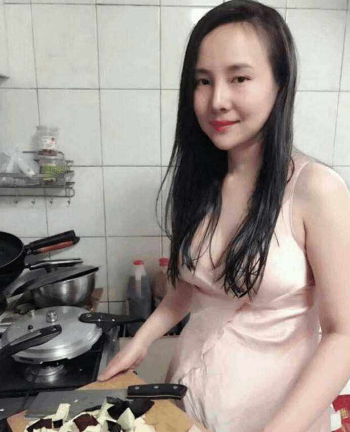 干露露穿低胸睡衣“假做饭”引网友冷嘲：太作，花样秀身材
