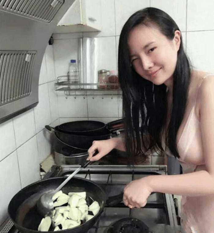 干露露穿低胸睡衣“假做饭”引网友冷嘲：太作，花样秀身材