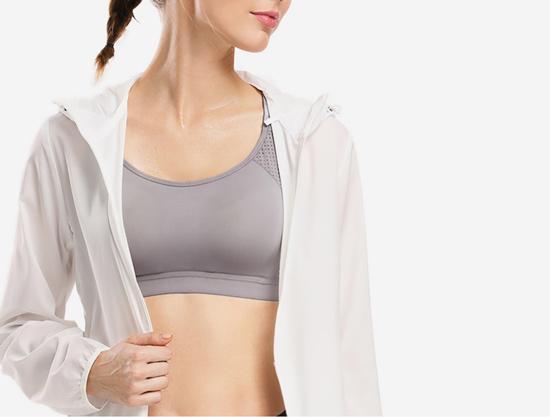 白色宽松t恤有些透怎么穿搭,白色t恤太透了怎么办